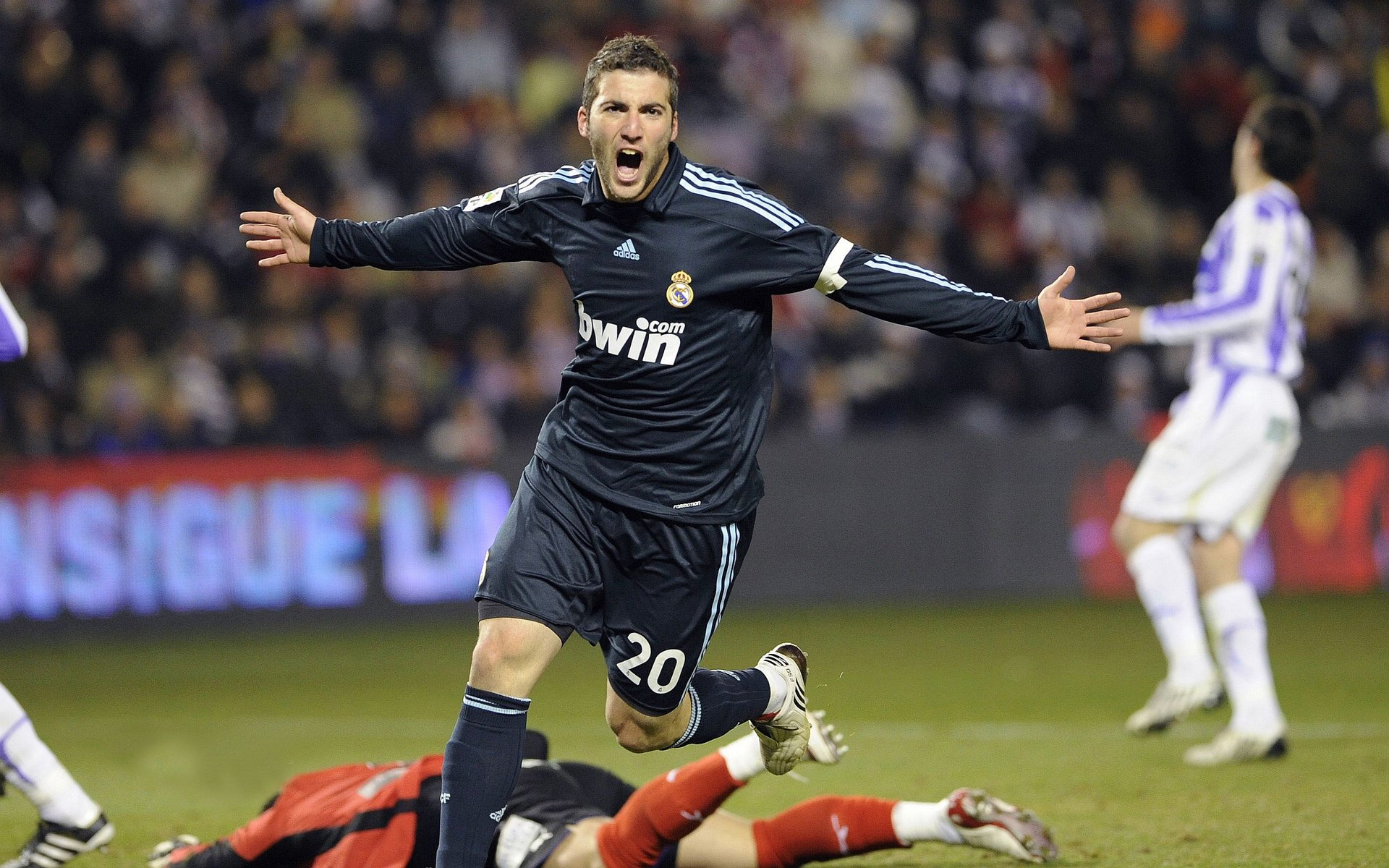 《强阵容对决:极具看点的顶级战队对决》,阵容强大下一句是什么