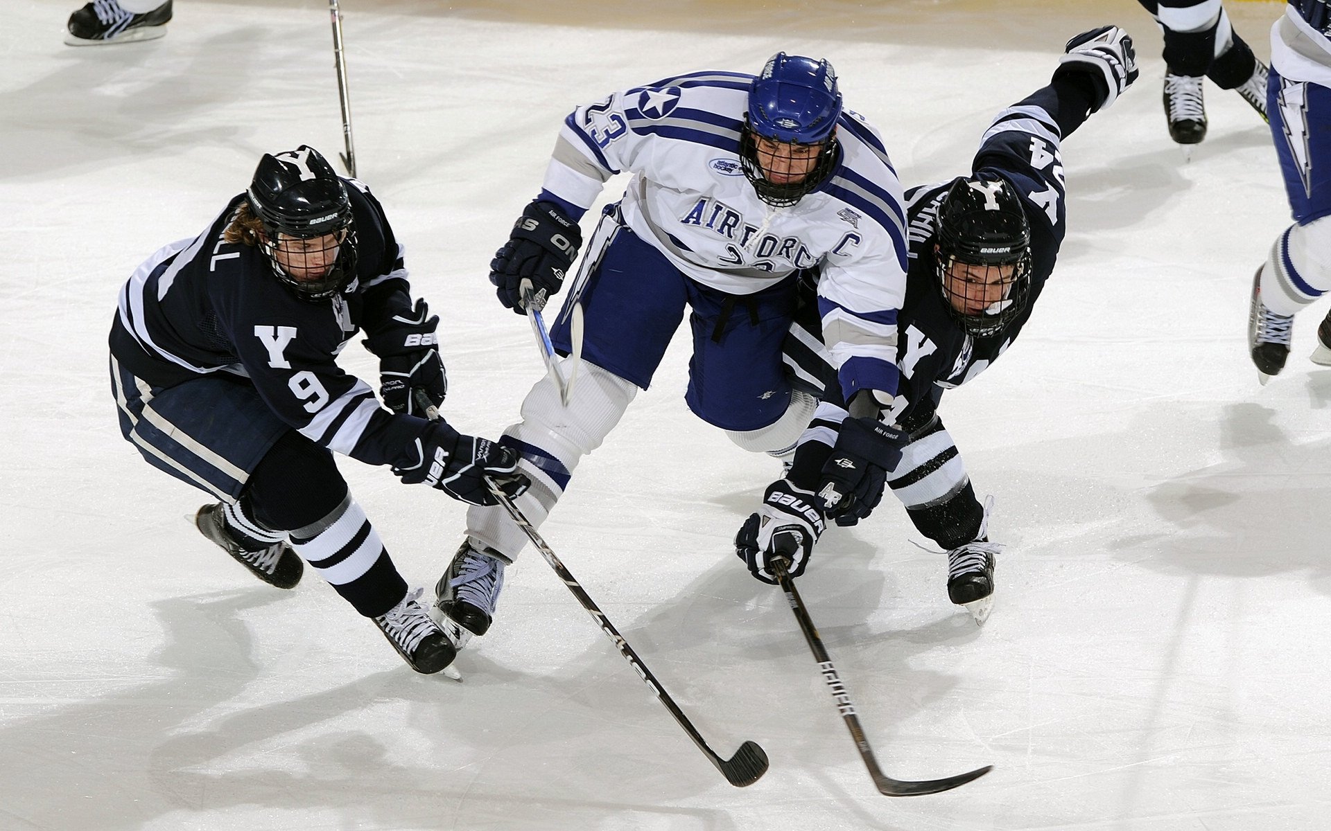 开云体育官方网站-明星助阵，台球赛事受关注度飙升，明星打台球