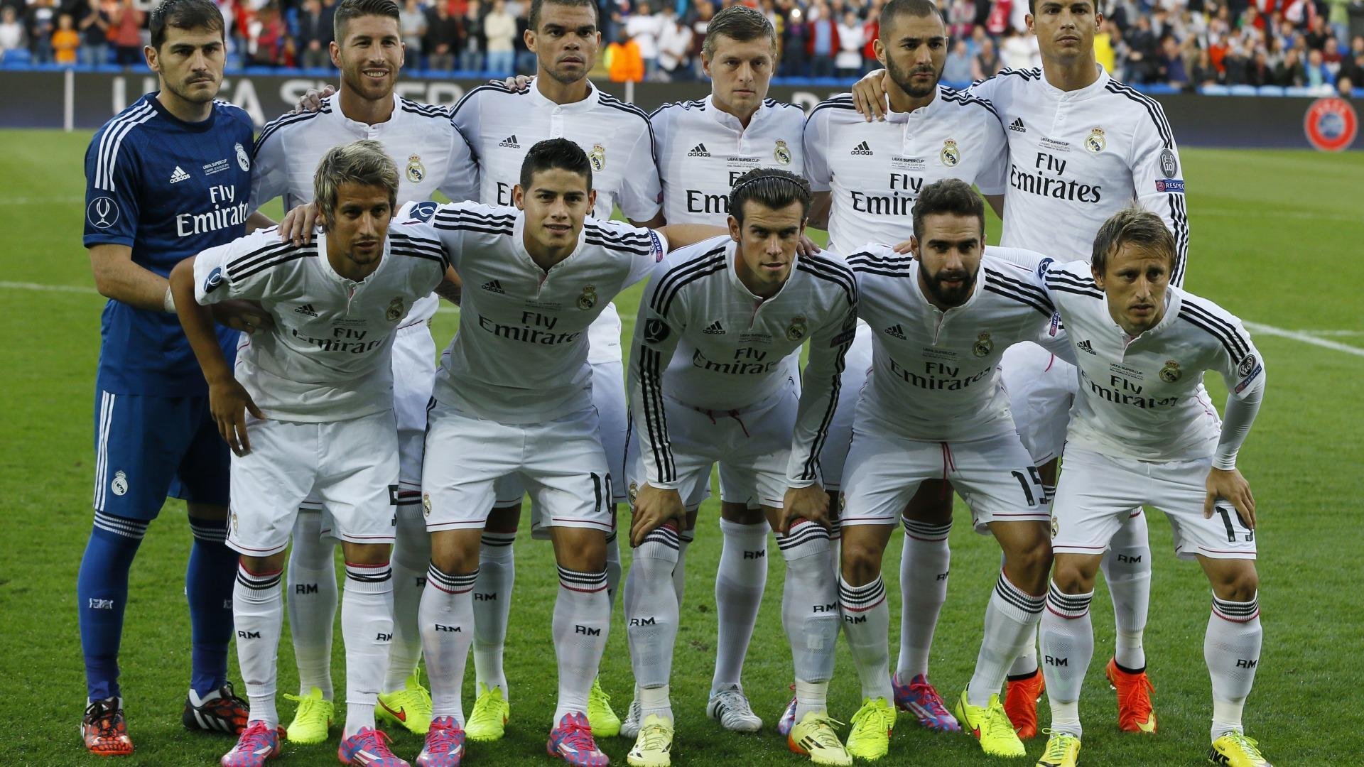 -最“萌”的比赛：球迷与动物的趣味互动，动物踢球的游戏